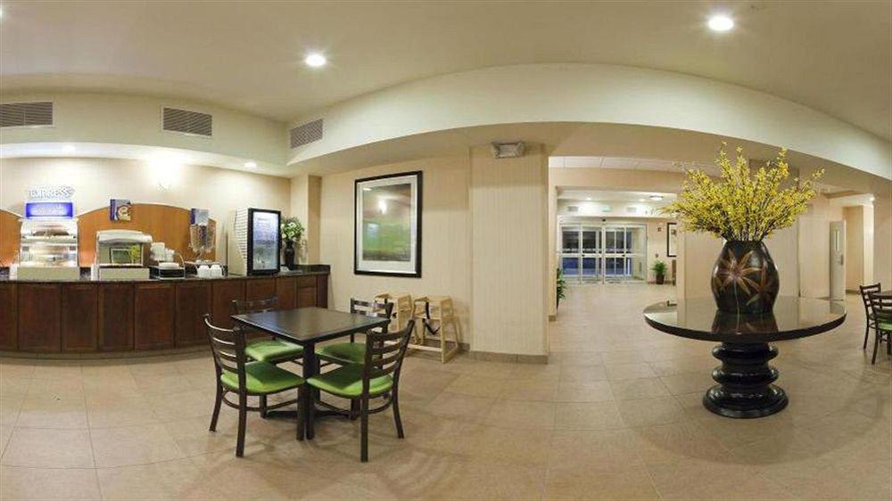 Holiday Inn Express & Suites North Topeka Esterno foto