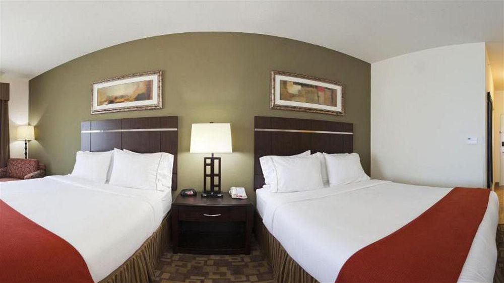 Holiday Inn Express & Suites North Topeka Esterno foto