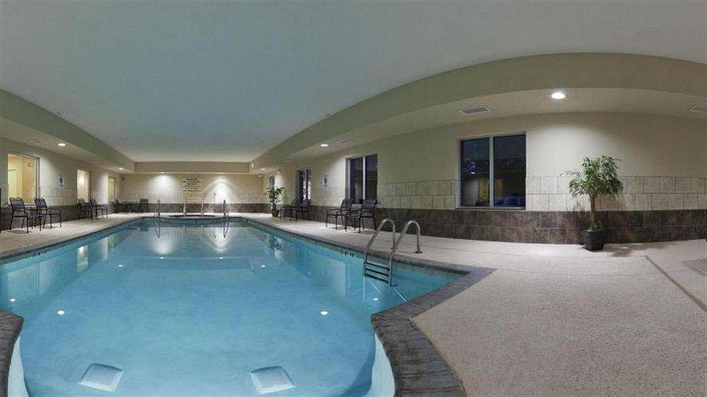 Holiday Inn Express & Suites North Topeka Esterno foto