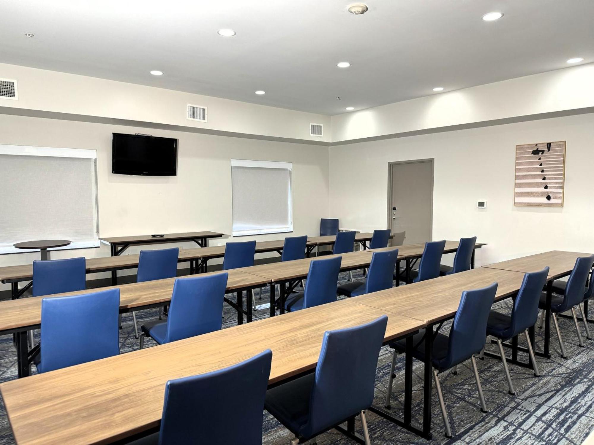Holiday Inn Express & Suites North Topeka Esterno foto